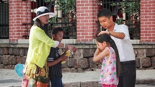 When a young girl being mistreated by her stepmother... 女孩街头遭后妈恶劣对待，连路人都忍不住了：后妈也是妈！