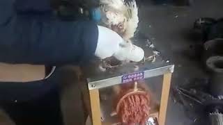 После ТАКОГО долго не буду покупать мясо ...правильно,что держим своих кур на мясо и фарш.