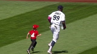 KC@SEA: Fan gets help from Jones stealing a base