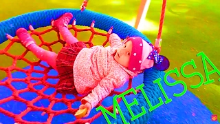 Мелиса гуляет в парке и на детской площадке для детей Entertainment for children in the Park
