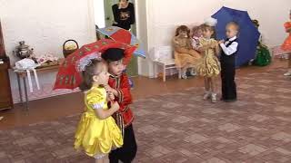 Осенний утренник Танец с зонтиками средняя группа