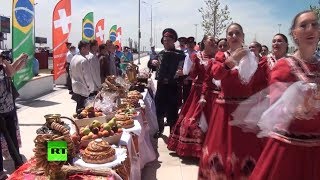 Казаки, баян, песни и пляски: в Ростове встретили бразильских и швейцарских футбольных болельщиков