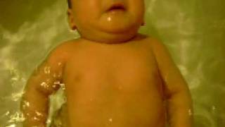 susu baby swimming 2