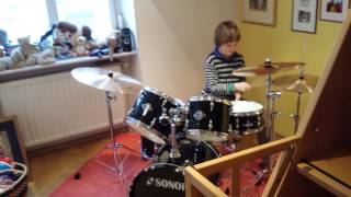 Lars in bobni ob spremljavi