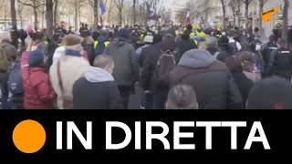 #Parigi: gilet gialli contro le misure COVID e le politiche economiche