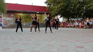 Девочки из 8 отряда танцуют под Hello Bitches