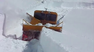 The world's best Snowblower 1  Big Caterpillar Engine 700 HP
