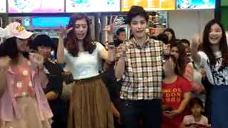 TINA JITTALEELA Y MEAN APITTHA BAILANDO GANGNAM STYLE.... SF CINEMA FUNCION 02.12.2012. (PT.1)