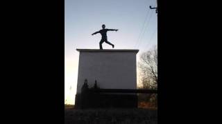 Парень зажигает кавказские танцы