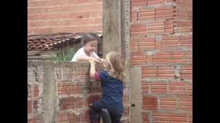 criança namorando pelo muro
