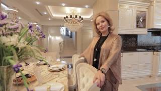 Обзор интерьера частного дома. Роскошная гостиная, столовая,  холл.