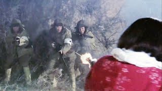 日軍用人質誘騙共軍，躲在一旁想搞偷襲，殊不知共軍女兵看穿計謀，直接機槍橫掃！ ️ 抗日