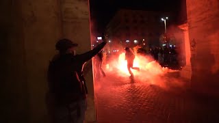 В Риме прошли протесты против новых ограничений из-за COVID-19 — видео