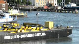 Sleepboot in de problemen tegenover Grote Kerk in  Dordrecht