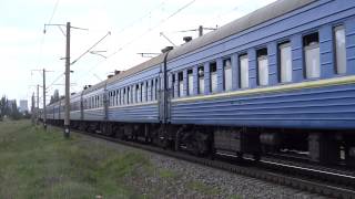 Электровоз ЧС2-548 с поездом в Симферополе