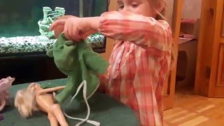 Кукла Барби и пупсик. Одеваем и рассказываем страшную историю о рыбках!