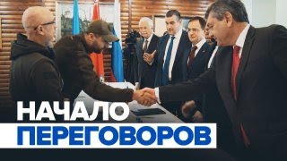 Рукопожатие украинских и российских дипломатов перед вторым раундом переговоров