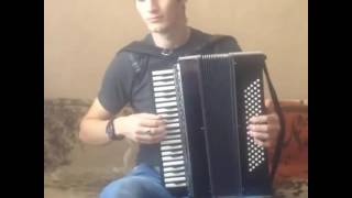 Парень классно играет на аккордеоне