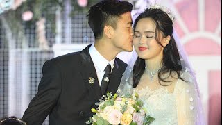 Duy Mạnh và Quỳnh Anh  trao nhẫn cho nhau trong tiếng reo hò của hơn một nghìn quan khách.