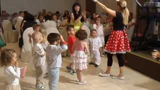 Крестины - дети танцуют