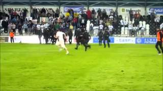 Il rentre sur le terrain pour mettre KO un supporter adverse