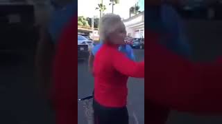 Viejita choca auto y se pone agresiva