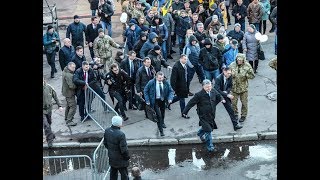 Порошенко убегает от радикалов с митинга в Житомире