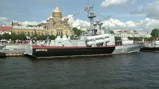 В День Военно‑морского флота Владимир Путин принял парад и осмотрел обновленный музей на "Авроре".