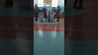 Выборы 2021: "На участке № 7258 в Чуйской области член УИК стоит возле урны"