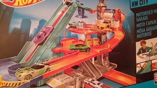 Hot Wheels Мото-Гараж собирают Никита и Кирилл.