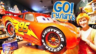 Маша и ИгроБой смотрят игрушки в магазине Дисней в Нью-Йорке
