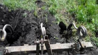 Selbstgemachte Traktor.!!! Самодельный трактор.!!!  Пропахивание рядков картошки сохами.
