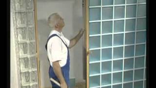 Montaż stolarki drzwiowej w ścianie z pustaków szklanych ClaroGlass Vitrosilicon