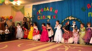 танцуют дети,и моя красавици КАРОЛИНА