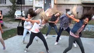 Девушки танцуют 'Праздник во дворе' хип хоп   dance театр 'Белый город' Сумы