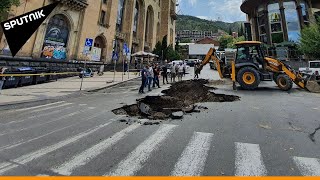 რუსთაველის პროსპექტზე ასფალტი ჩაინგრა: ვიდეო შემთხვევის ადგილიდან