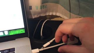 Как легко выдергивается шнур зарядки из MacBook Pro 2017