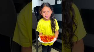 LA HERMANITA QUE LEVANTE EL UNO SE LO COME !!