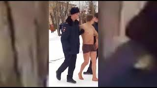 В Волчанске голый мужчина ворвался в чужую квартиру