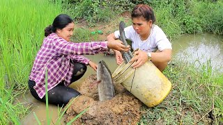 Amazing Two girls Deep Hole for food - How To find food in Rice Field