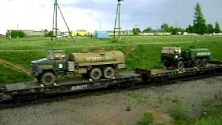 Грузовой поезд с военной техникой