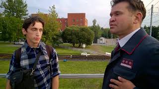 Перелезать через автосцепку железнодорожных вагонов опасно для жизни и здоровья