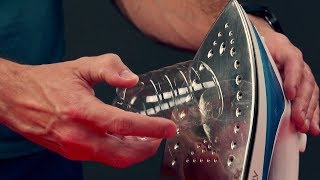 Прижимаем пластиковую бутылку к утюгу. Теперь на кухне - полный порядок.