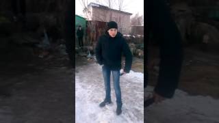 Парень бьёт себя шокером