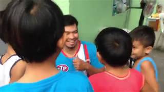 GIVING AWAY SPIDERS TO KIDS(GUSTO MADAMI?)