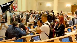 ტრიბუნისათვის ბრძოლა პარლამენტში: ოპოზიციამ სხდომა ჩაშალა - ვიდეო