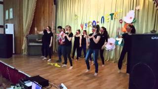 Танец в лагере What does the fox say