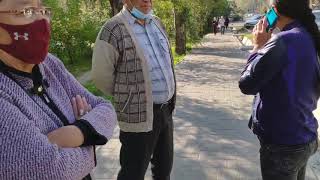 Выборы 2020: Возле участка 1004 неизвестные отмечают избирателей перед и после голосования