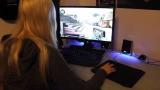 Girl plays CS:GO