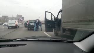 Молоток против биты.